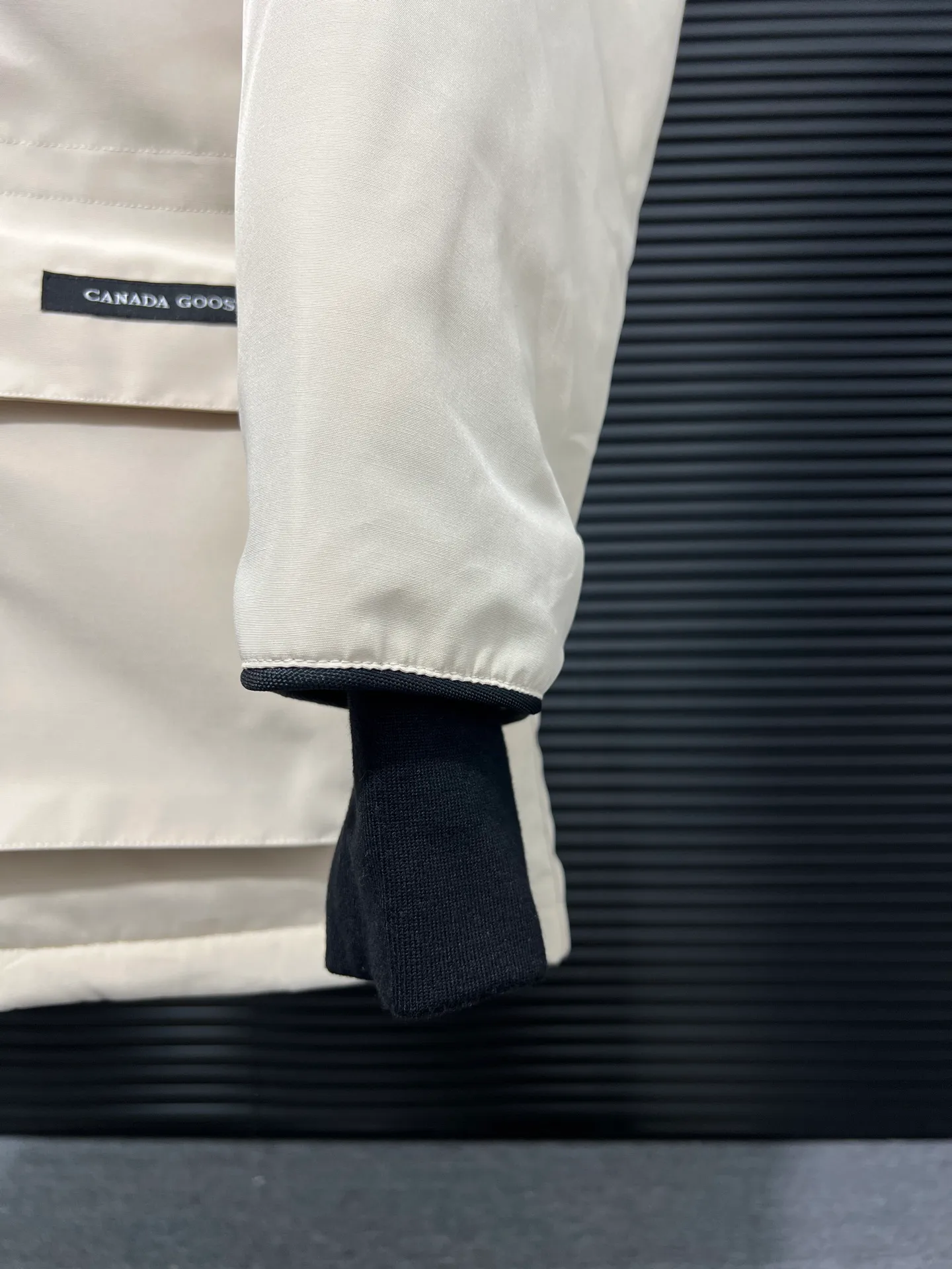 P780 🆕 Top original version, supports chip sensor with handbag 𝗖𝗮𝗻𝗮𝗱𝗮 𝗚𝗼𝘀𝗲 / 🇨🇦 Canada Goose 08 Down Jacket ⚠️ Partners who have been cooperating with us in the past few years know that no matter what is produced outside, our pure genuine trading company ships ❗️ After the test of time, we have received rave reviews. You can compare the market products with us. If you are not satisfied, you can return it at will. You are also welcome to come to ZG to see it and then come to my home to buy‼  1⃣️ The filling is 80% white duck down, with a weight of 500g. Regarding the down content, you can feel it with your hands. Good down has no embarrassment and can be called a walking duvet! 2⃣️ The fabric is made of Feather-Light 10D waterproof coating fabric, which is made of 84.5 polyester fiber and 15.5 cotton. The surface is treated with a special Teflon protective coating produced by DuPont to prevent wind and splash water, and makes the clothing anti-pollution and long-lasting new features! 3⃣️ One-piece seamless cuffs, 13cm official length, all seals are stamped, and all the inner liner is hemmed. The overcoat means sewing all the inner liner once. On the one hand, it is to prevent the velvet from running off, and on the other hand, it can keep the stiffness of the clothes! 4⃣️ Original Yoshida Kogyo Kabushikigaisha zipper, top-grade zinc alloy electroplated zipper with the highest specifications, using precise Japanese craftsmanship, raw materials and management methods. Each zipper can withstand 100,000+ openings and closings 5⃣️ The detachable fur collar is made of top-grade imported wolf fur, which is not comparable to the loose and soft raccoon fur and fake fur on the market. It is a natural Siberian coyote fur collar. The delicate and strong feel is the sense of life that comes from the erosion of wind and frost in nature. 6⃣️ Main logo double-thread 9-needle locking stranded embroidery, electronic digital automatic embroidery, maple leaves with sharp edges. Size: XS-XXL Color: black, off-white, graphite gray, sapphire blue Dark Blue Pink Azure Graphite Gray Black Label Shoulder Width Chest Sleeve Length Clothes Length Recommended Weight kg 67 87 80-90 2XL 58 136 69 89 90-105